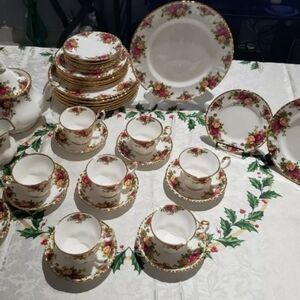 Beautiful Royal Albert Old Country Rose 8 Settings.Made In England!